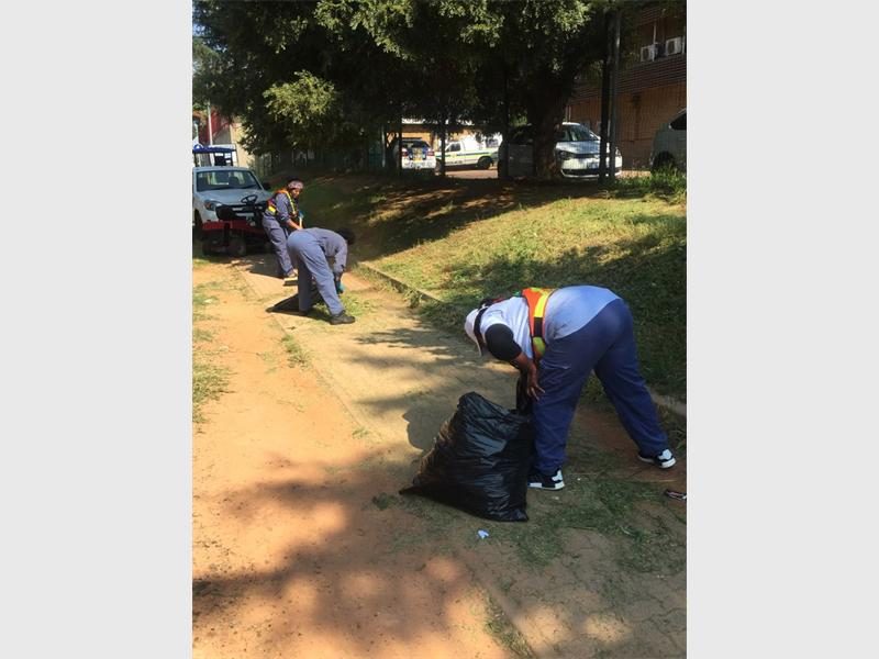 Johannesburg Flying Squad members conduct a clean-up 